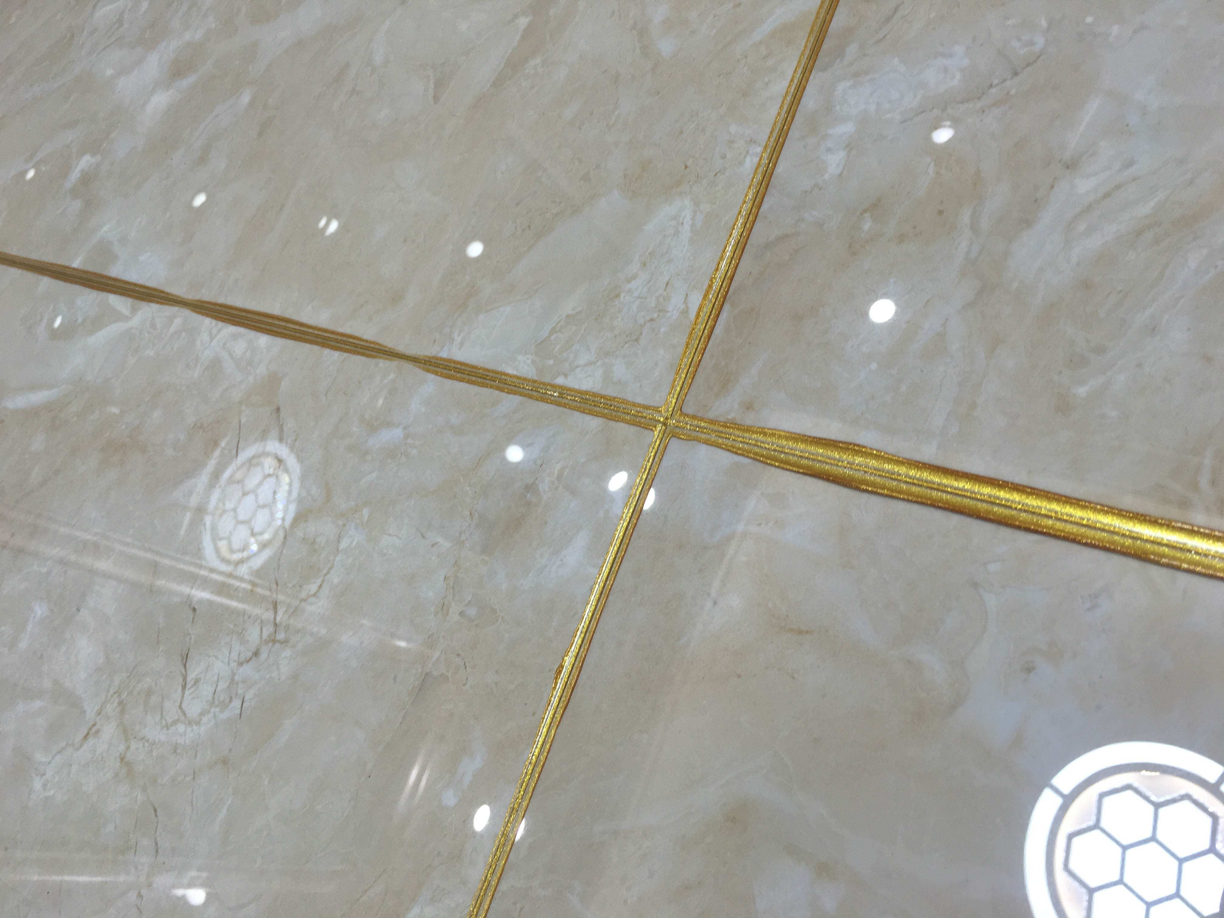 美缝的材料跟勾缝的材料完全不同,勾缝剂的基材是水泥,但美缝材料的