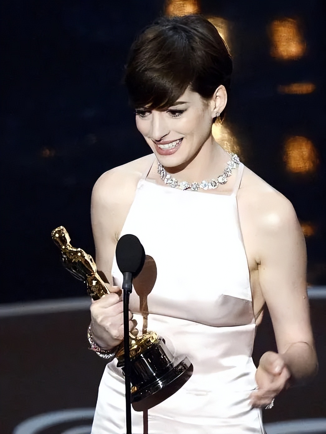 爱她公主般美丽的外貌，更爱她女王般强大的内核