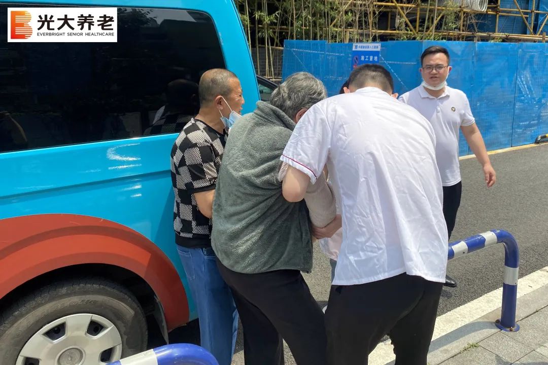 突发事件，水管爆裂长者忧；多方协作，紧急转移长者安