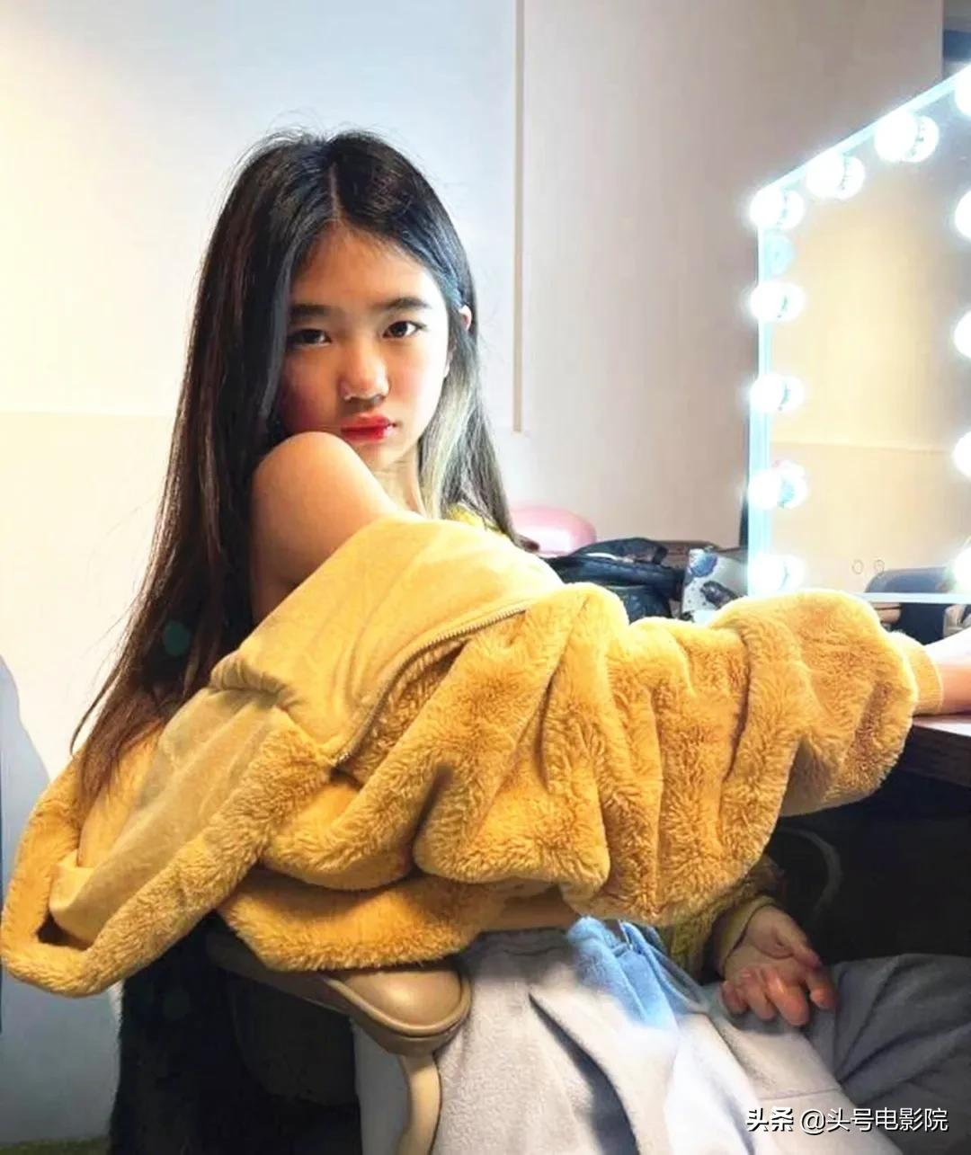 黄多多16岁戴金链涂眼影,爸爸萌娃早熟!曹格女儿11岁露肩画眼线