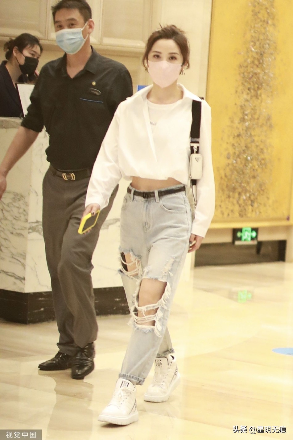 阿Sa阿娇《乘风破浪》上班路透 姐妹同穿露脐装破洞裤