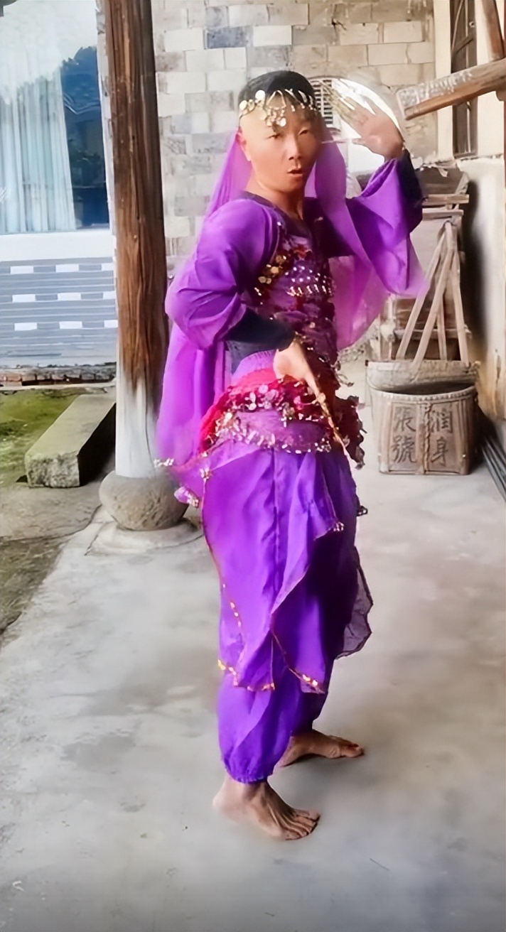 爱表演的生哥：模仿老太太走红圈粉400万，被赞“第二个宋小宝”