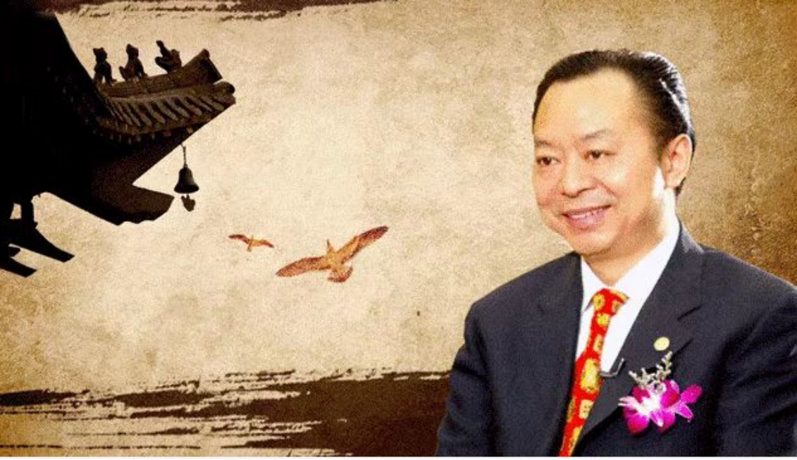 全村凑钱70块当作路费的穷小伙,35年后回乡,给乡亲发900万现金