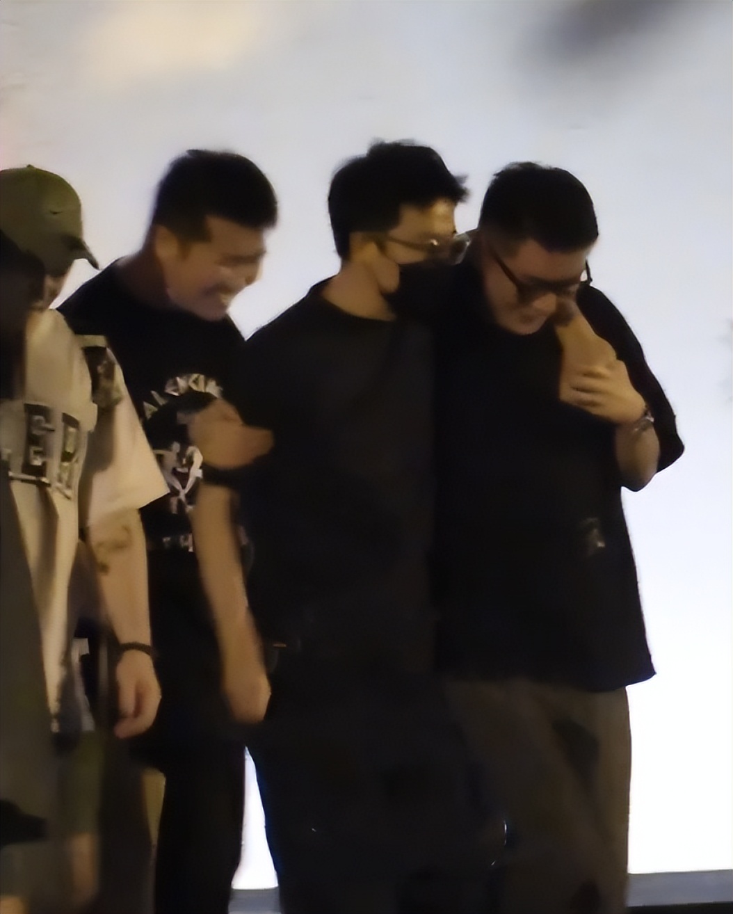 37黄轩深夜和友人聚餐！喝得大醉要人搀扶，高颜值圈外女友未现身