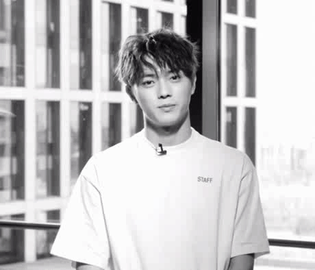 许凯录密逃下车风衣被门夹住，录完风衣也不穿了，许凯憨憨认证