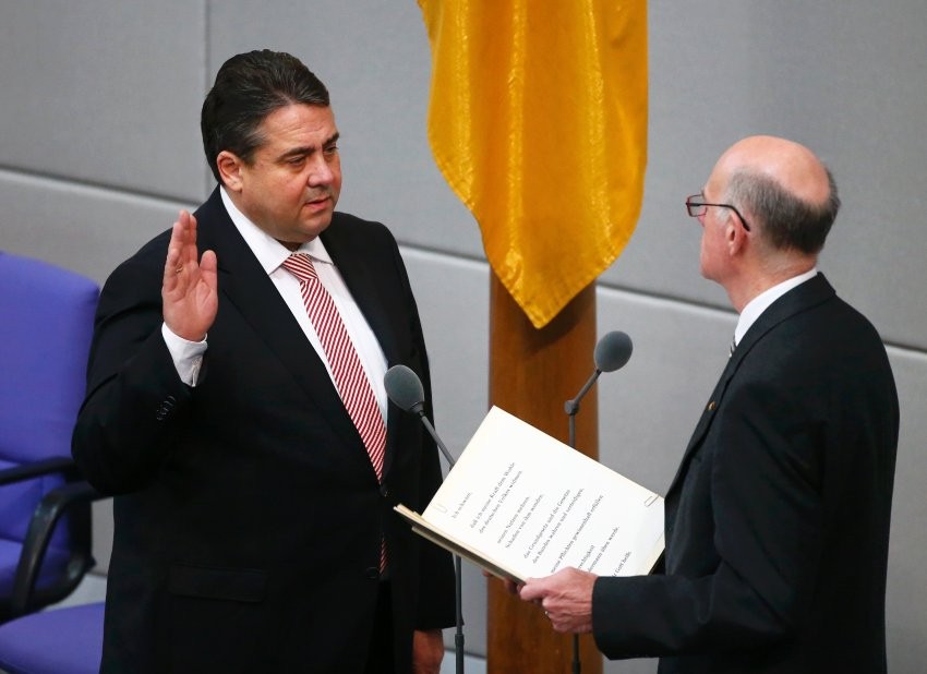 �ڰ�ȫ�;���֮���ߡ���˿�����¹��������±�̬�������˷����ⳤ