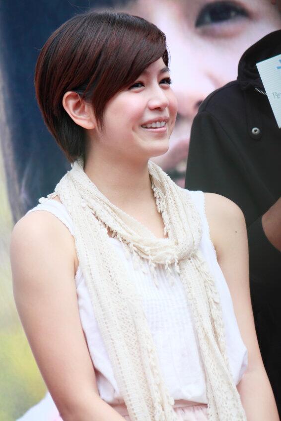 被陈妍希的“短发”造型美到了，减龄又少女，很有初恋感