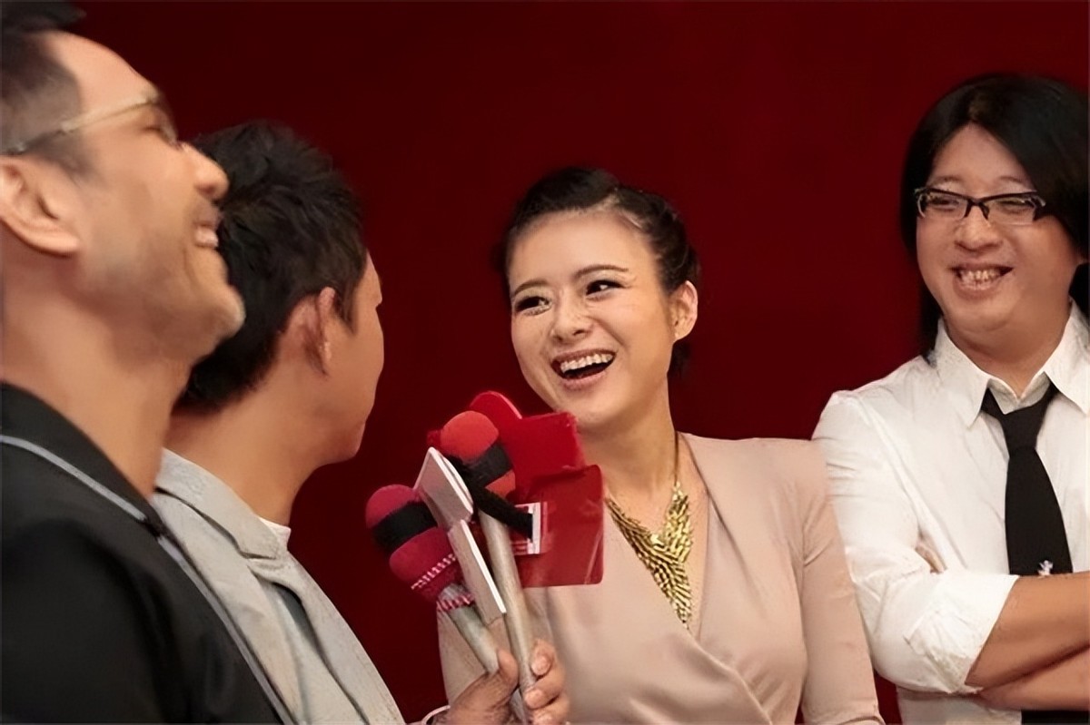 原东方卫视主持人陈辰，低调嫁歌唱家余笛，今被丈夫宠成少女