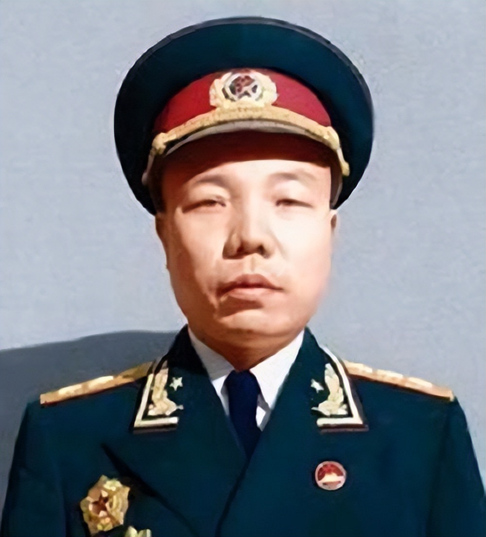 左三是兰州军区第一政委萧华,是最年轻的开国上将,和杨得志一样都是红