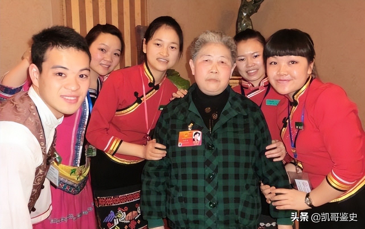 75岁老干妈再出山，收拾两个“不争气”的儿子，晚年基业恐难守住