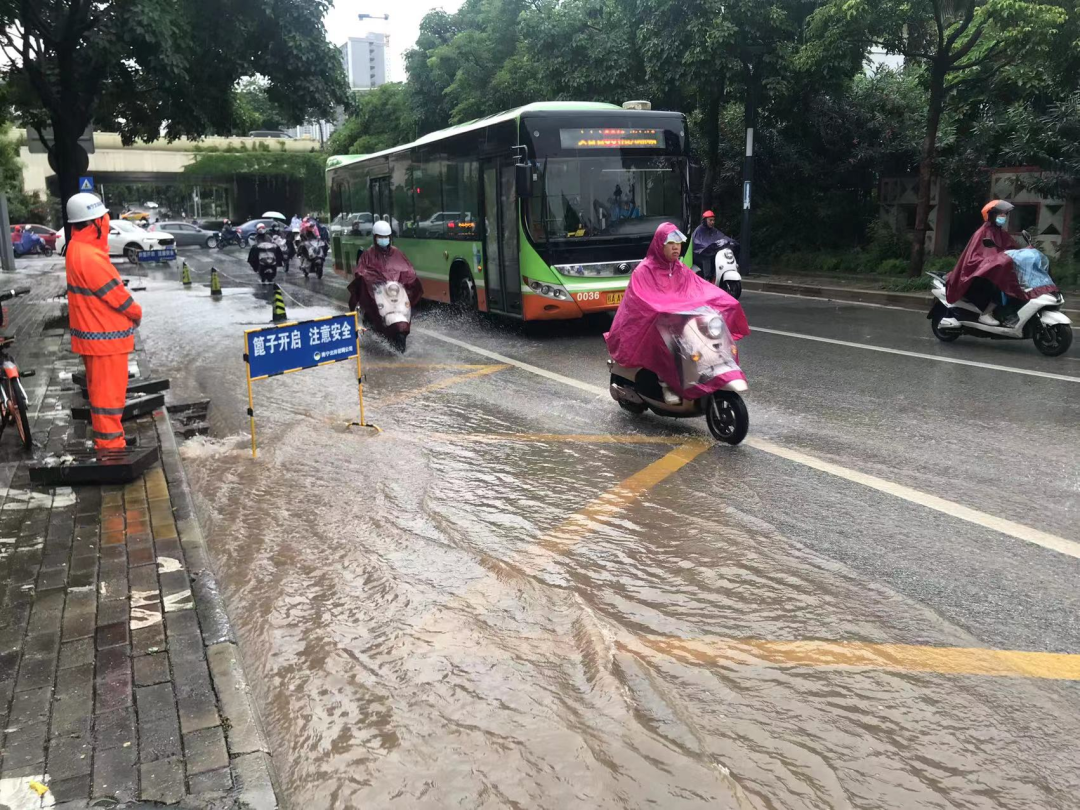 暴雨突袭！南宁、崇左等市多处路段积水严重，部分地区有塌方……