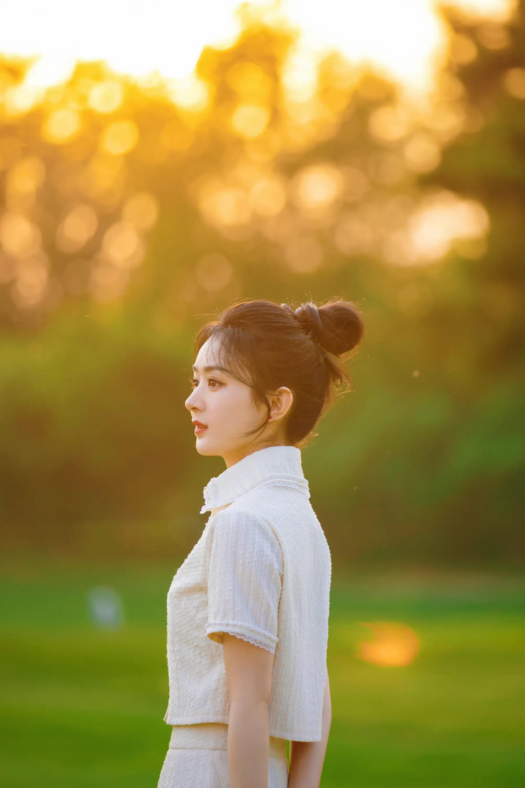 赵丽颖最新九宫格露营大片，丸子头造型少女感十足