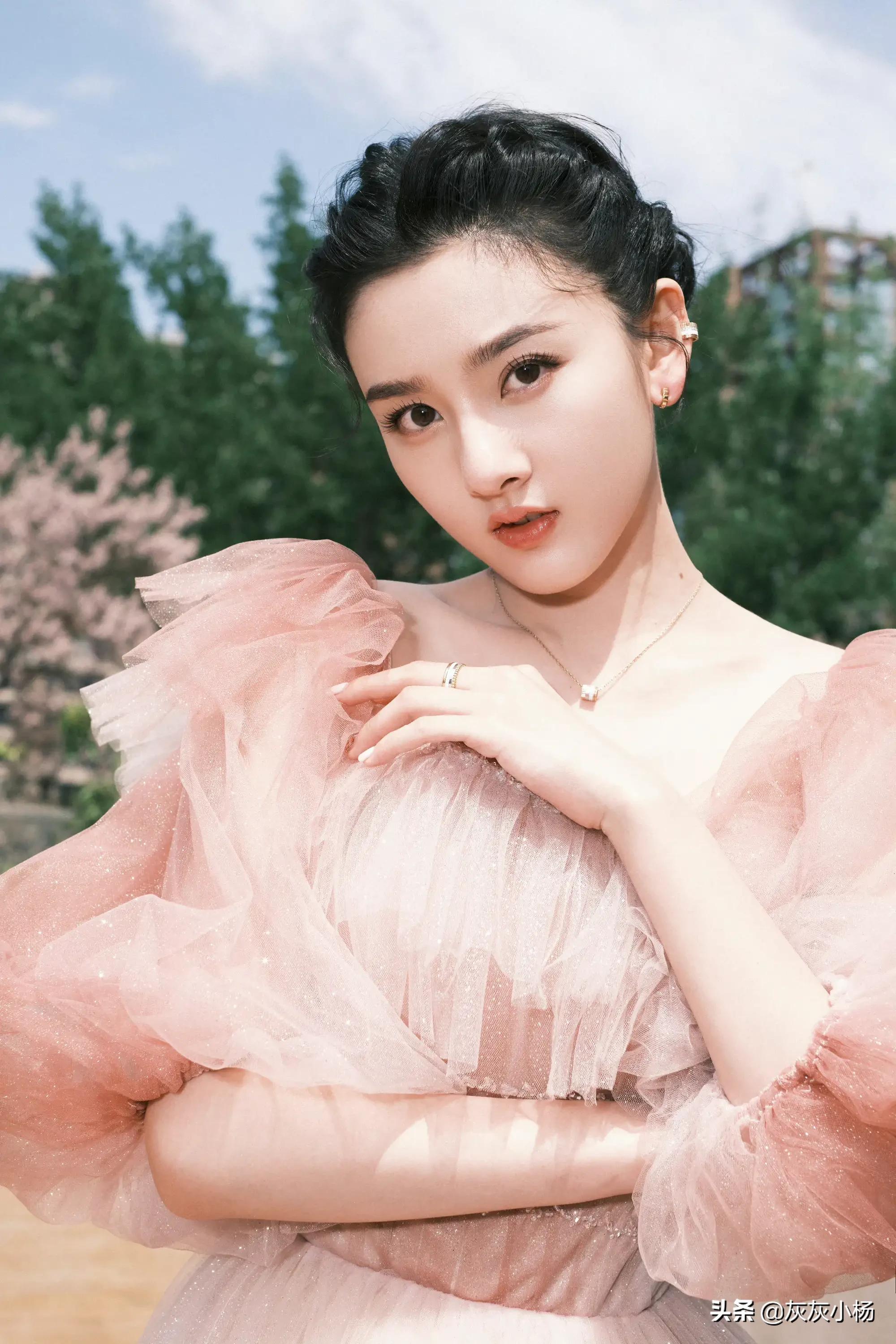 宋祖儿，粉色纱裙，甜美可爱