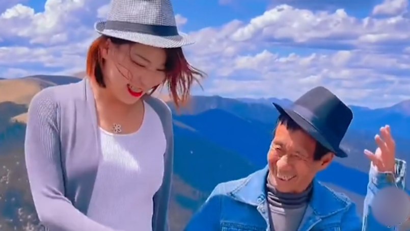 一女婴被弃，拾荒老人养大身价过亿，为报恩卖公司带养父环游祖国