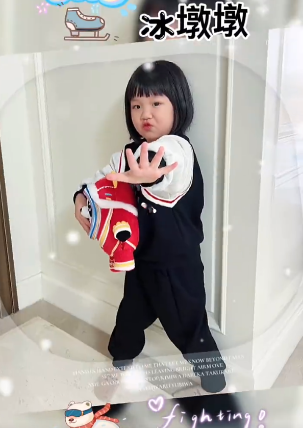 王祖蓝晒俩女儿萌态，天韵和妹妹分享冰墩墩，可爱懂事越长越漂亮