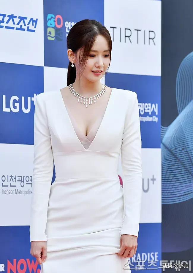 林允儿参加第一届青龙系列剧颁奖红毯造型，太惊艳了