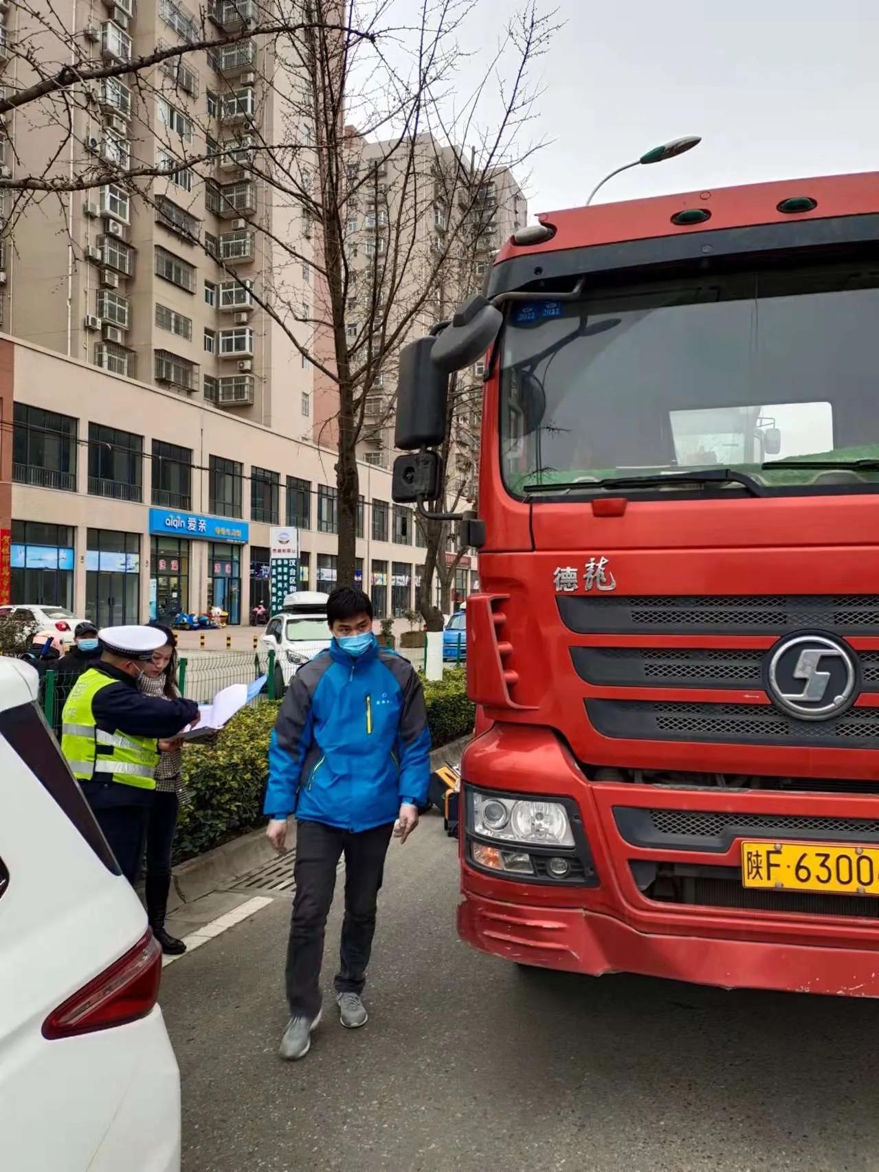 汉中交警一大队联合环保部门开展大型车辆尾气检测专项整治行动