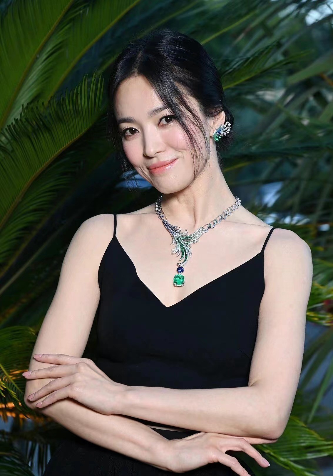 宋慧乔老得太快！高调参加晚宴脸却垮了，穿黑色礼服亮相却不敢认