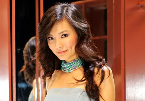 2017年，猪哥亮去世，生前背上数亿赌债，与女儿谢金燕互曝丑闻