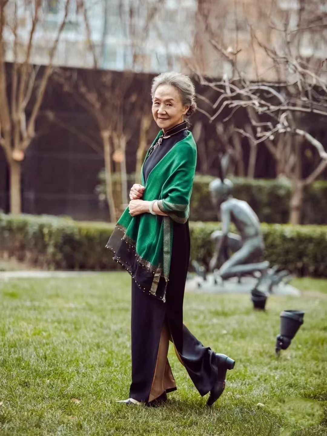 这才是女人老了以后该有的状态，打扮优雅时尚，自然大方不做作