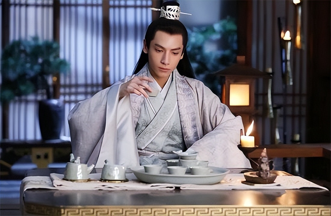 打戏和轻功更是一绝,可以说是"为古装而生"的美男子了,看他的古装戏