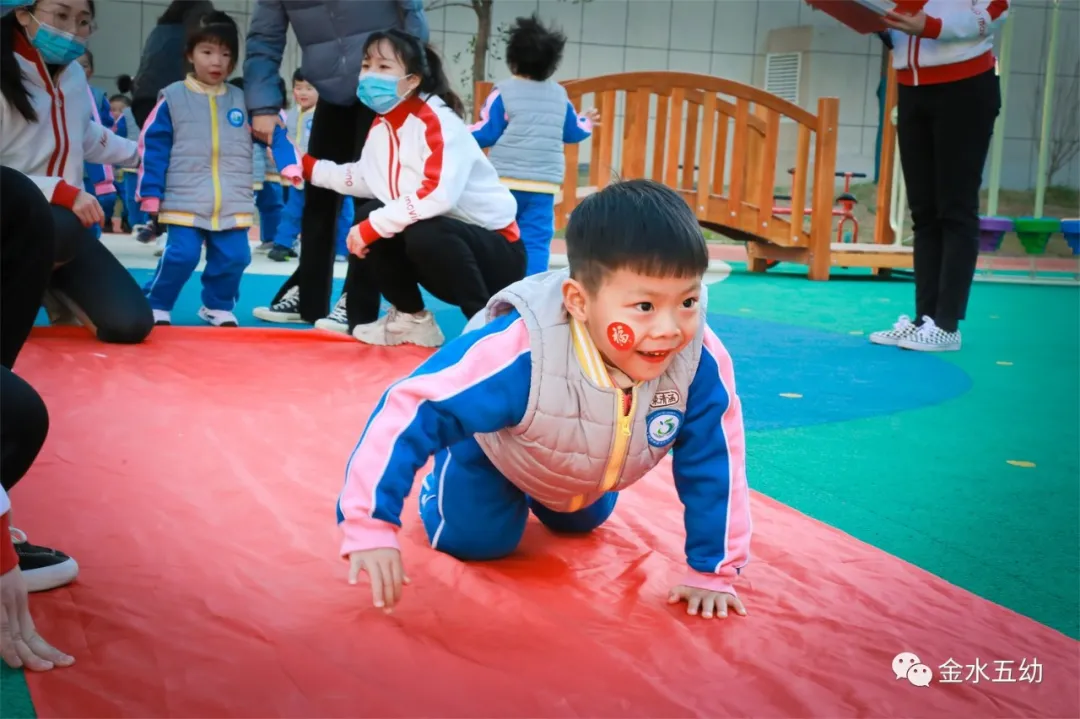 小学生足球队入场词(享运动•健体魄•悦童心—金水五幼教育集团“趣味运动周”纪实)