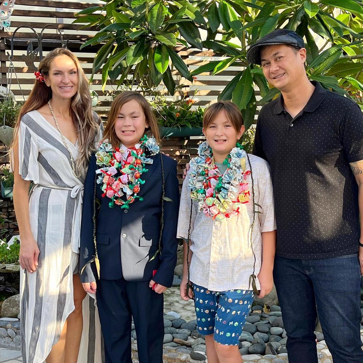 许冠杰双胞胎孙子小学毕业！一家六口开心庆祝，俩娃太像外国妈妈