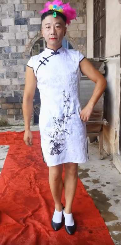 爱表演的生哥：模仿老太太走红圈粉400万，被赞“第二个宋小宝”