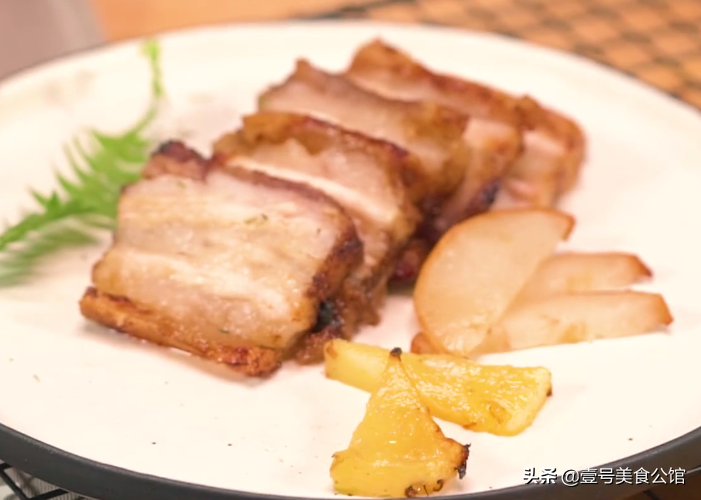 果香浓郁的脆皮烤肉，在家教你轻松做，外焦里嫩，吃了一次还想吃