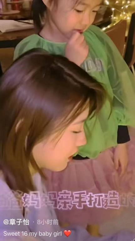 章子怡带醒醒小苹果滑雪被偶遇，温柔搂粉丝合照，真人被赞超级瘦