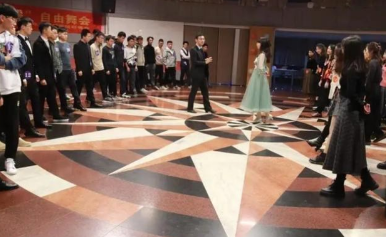 清华大学正门（清华舞会照片曝光）