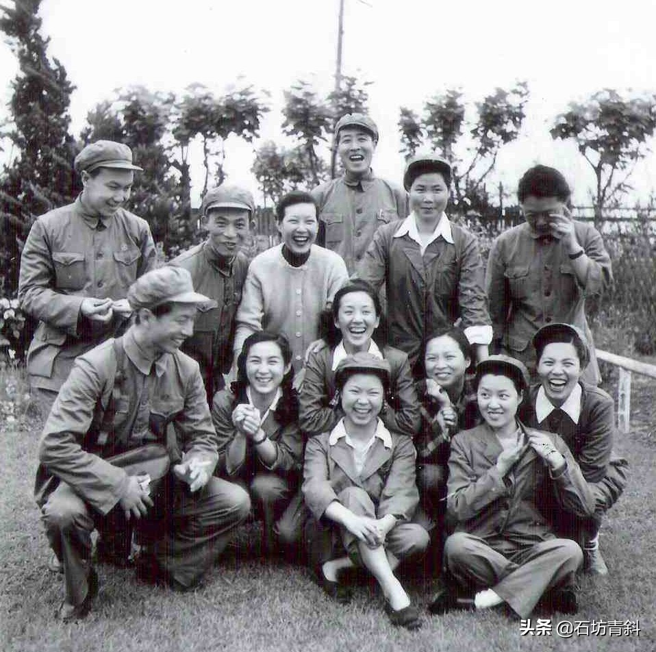 情路坎坷的舒绣文，病危无人照顾，临终前将八万存款全交党费