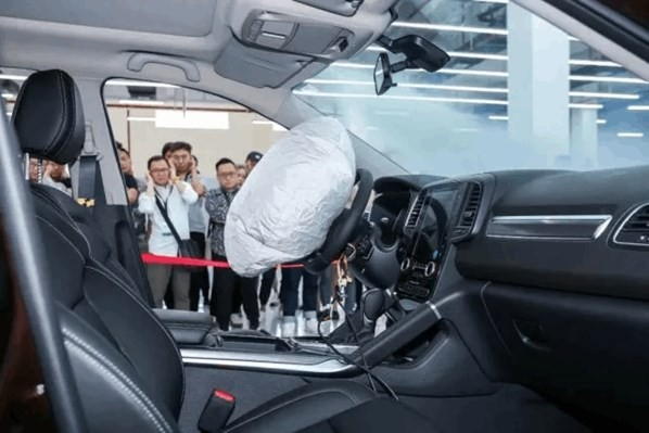 可怕,英女子坐副驾翘脚,安全气囊以200km/h爆开,股骨插进屁股