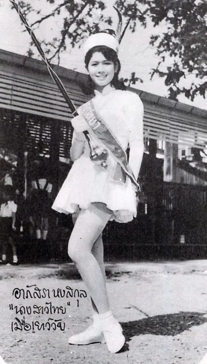 身高仅164cm的泰国环球小姐Apasra，美成了三代人的传奇