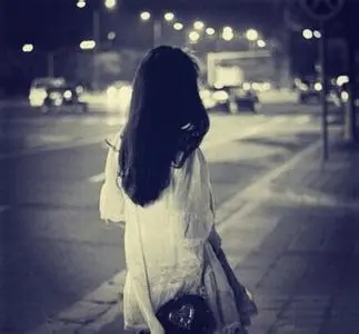 女大学生因想买7000元的裙子，到酒吧做兼职模特，最终结局如何？