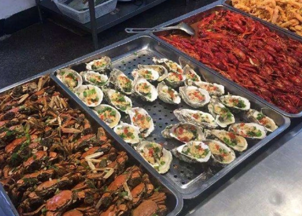 大学“阴间食堂”走红，边吃饭边觉得背后冒凉风，网友：地府风情