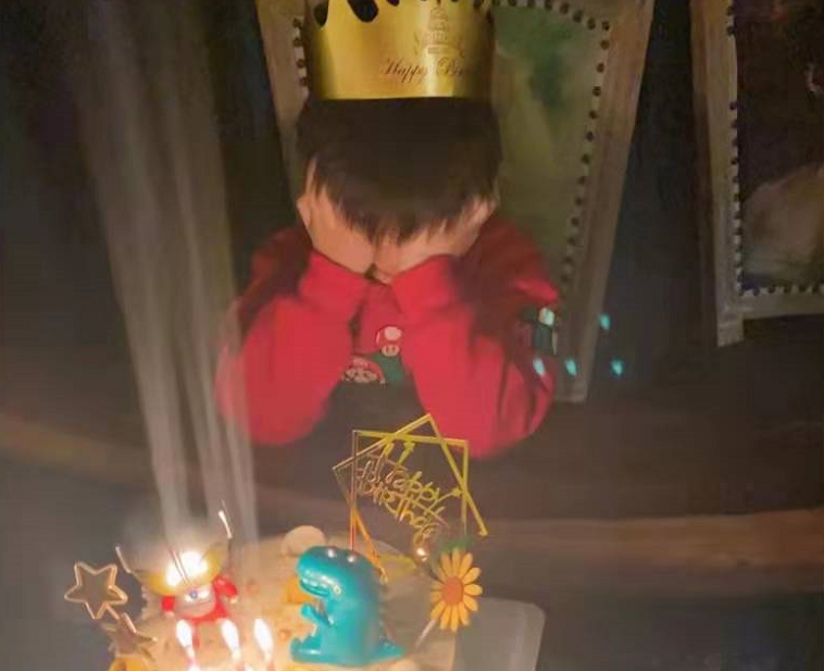 陈妍希一家三口罕同框！与陈晓依偎场面甜，儿子眉眼与爸似复制