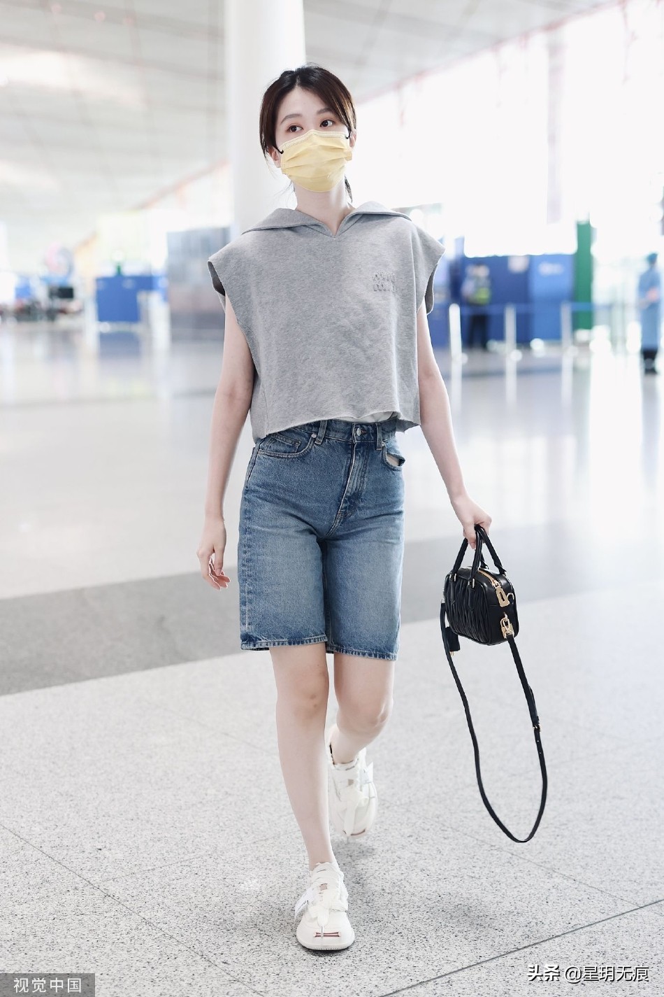 乔欣清爽穿搭机场出发 向粉丝比剪刀手互动心情好
