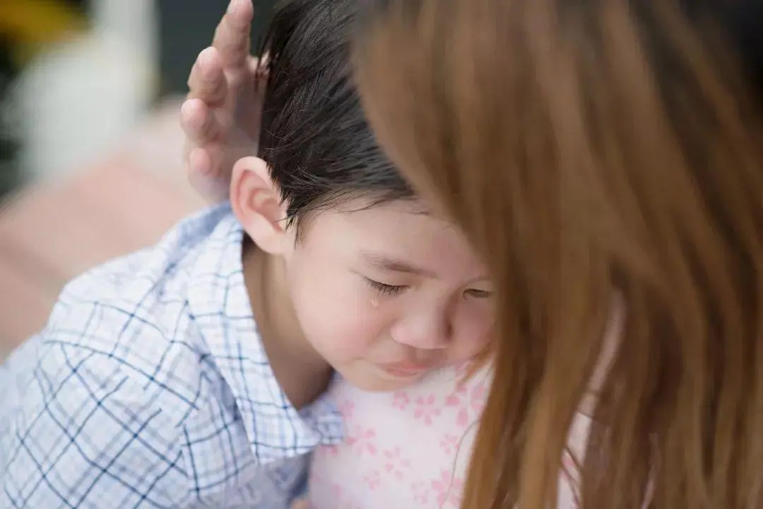 孩子想妈妈哭,奶奶说"不要哭,憋回去"!如何改变老人的观念?