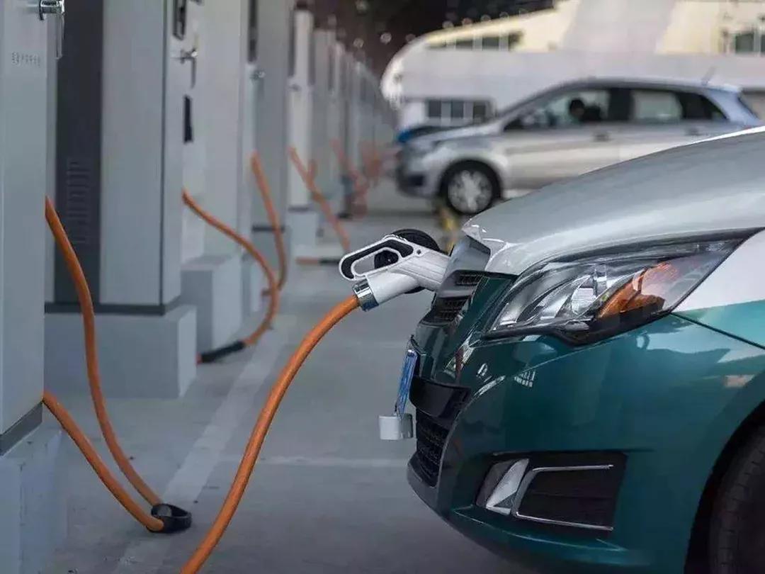燃油车和新能源车使用哪个更省钱？成本与费用对比，知道怎么选了