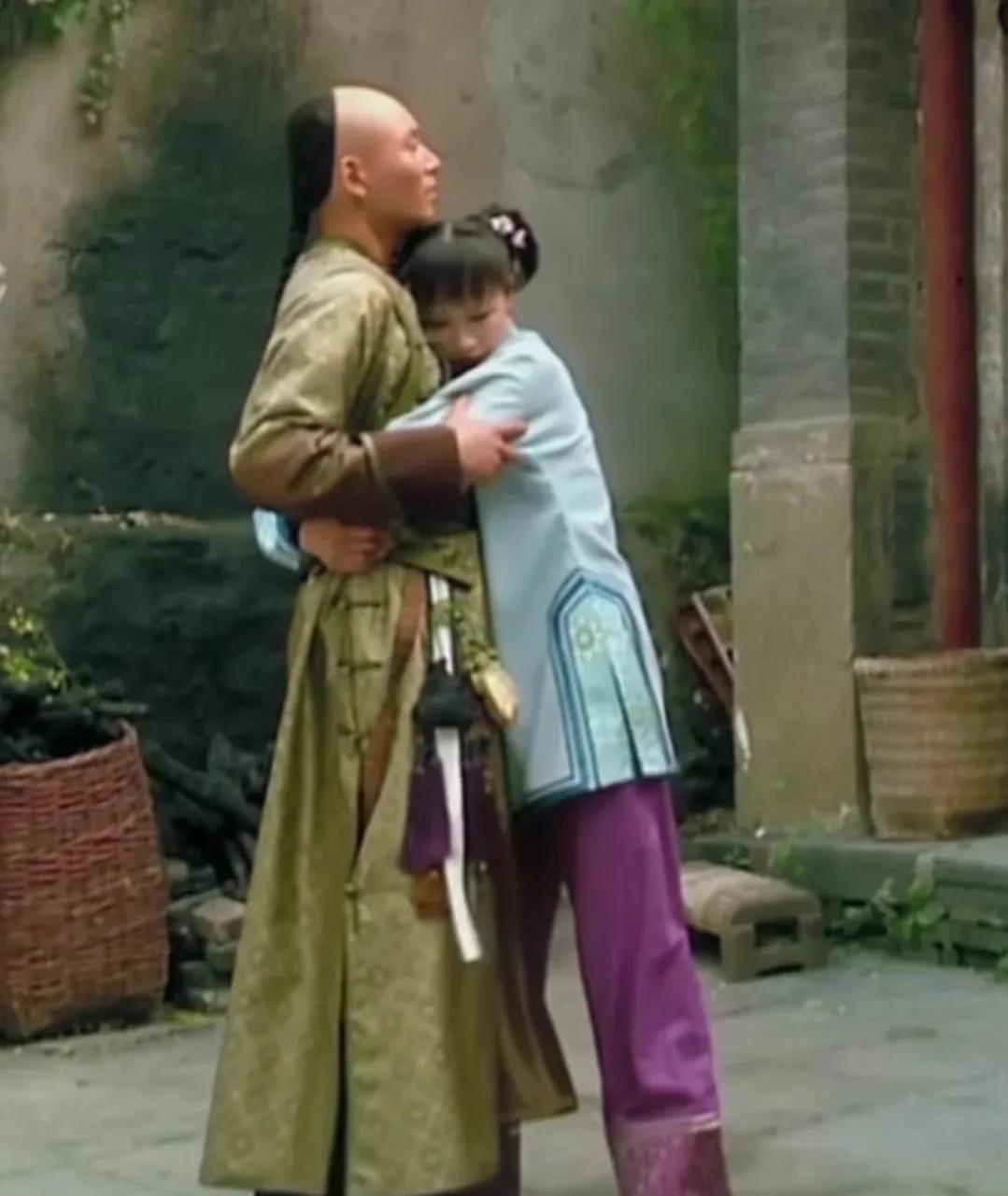 果郡王回来浣碧扑上去的那一幕太好笑了！浣碧倒拔果子狸