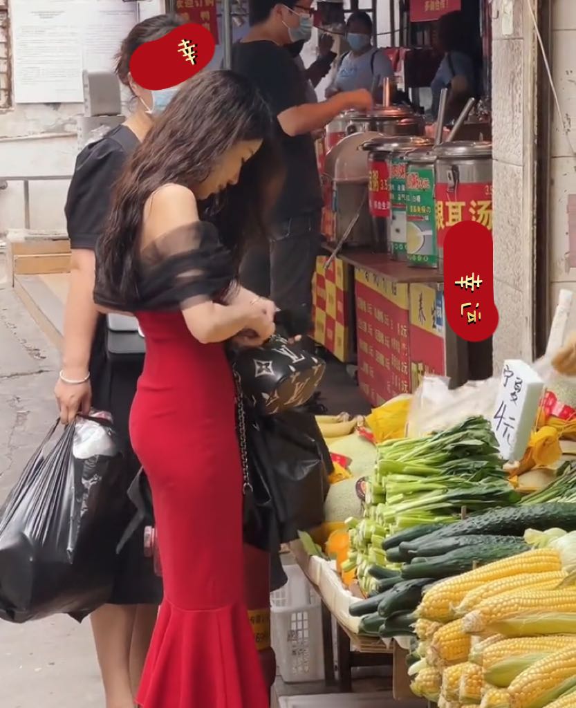 一26岁女子打扮精致出现菜市场引网友热议：这不是她该来的地方