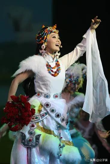 谭晶情史，青歌赛上成名，长城上开演唱会，嫁爱情高龄产子