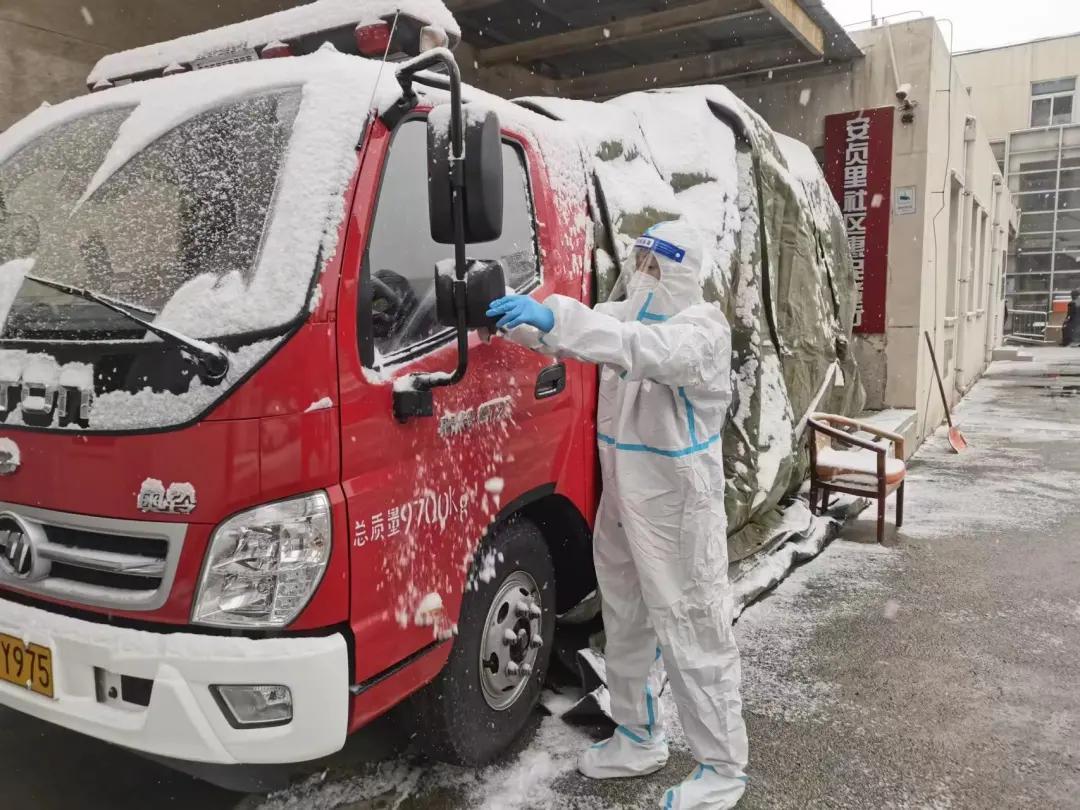 为了人民群众的平安幸福，“火焰蓝”化身“战疫白”