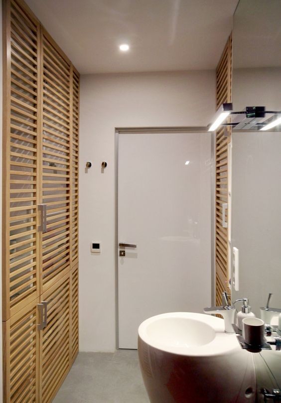 淋浴房的设计打破常规，玻璃改可抽拉木格栅，做隔断解决干湿分离