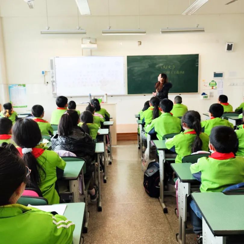 公兴小学开展“感恩有您 心中女神”活动