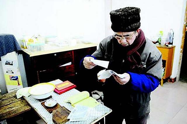 70年代拾荒老人一夜成万元户，捡到7根铁棍赚12000元，却还是亏了