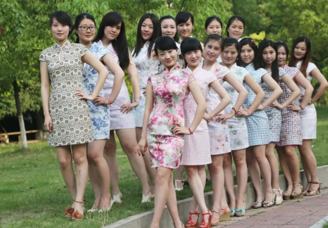 大学“旗袍”毕业照火了，既有气质又有内涵，网友：是恋爱的感觉