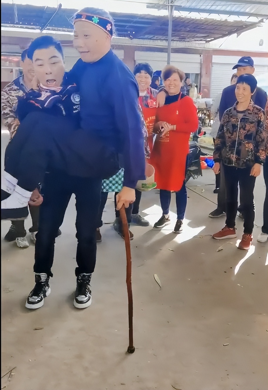 爱表演的生哥：模仿老太太走红圈粉400万，被赞“第二个宋小宝”