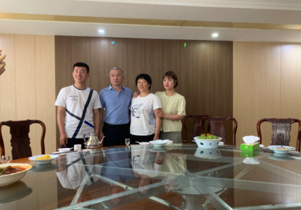 7岁女孩摔死后续！生父否认故意，死因还在查